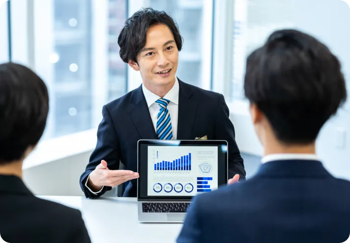 コンサルティングを行う男性の写真